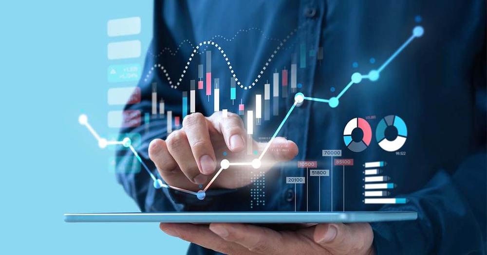 Profissional analisando gráficos e indicadores de desempenho em um tablet